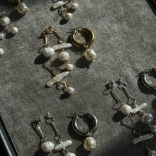 Load image into Gallery viewer, Gramma asümmeetrilised mageveepärliga kõrvarõngad - hõbedased