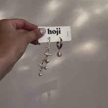 Load and play video in Gallery viewer, Gramma asümmeetrilised mageveepärliga kõrvarõngad - hõbedased