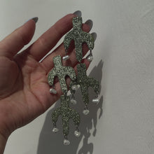 Load and play video in Gallery viewer, ARIZONA sädelevad helerohelised kõrvarõngad