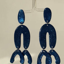 Load and play video in Gallery viewer, Disco Lobster tumesinised suured kõrvarõngad