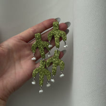 Load and play video in Gallery viewer, ARIZONA sädelevad rohelised kõrvarõngad