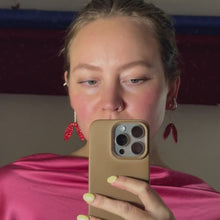 Load and play video in Gallery viewer, Suvi sädelevad punased kõrvarõngad