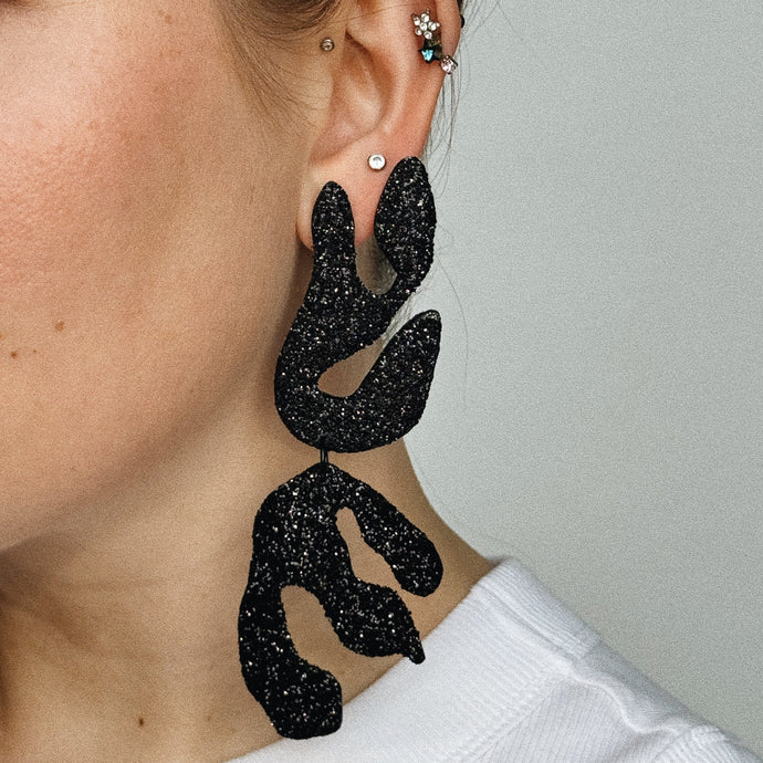 Mata mustad glitteriga kõrvarõngad